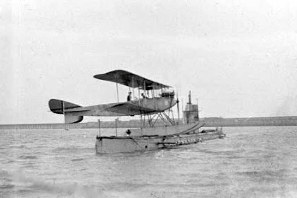 A Alemanha foi o primeiro país a operar um submarino que podia leva um avião, com o U-boat U-12, em 1915 (Domínio Público)