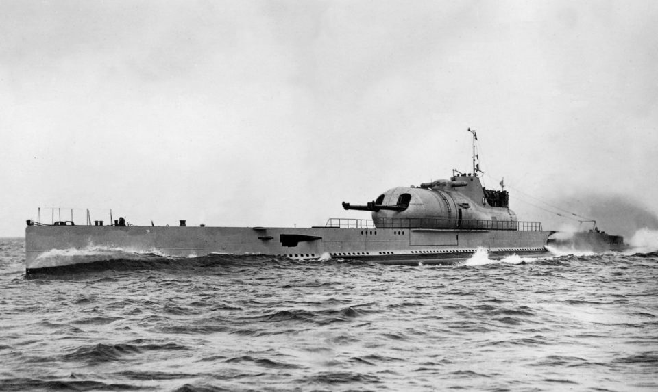 O submarino Surcouf da França contava com um hangar na parte traseira (domínio Público)