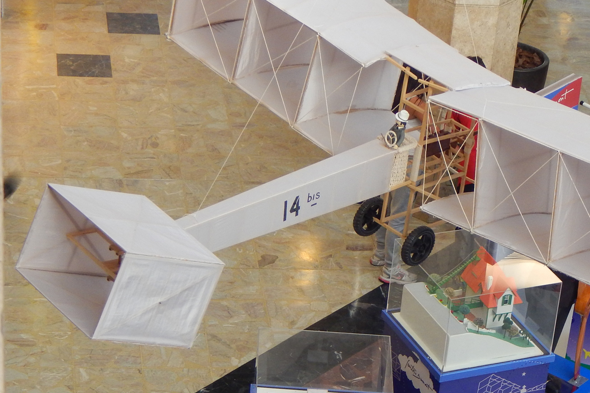 O 14 Bis de Santos Dumont é um dos destaques da exposição "Market Place Airlines" (Divulgação)