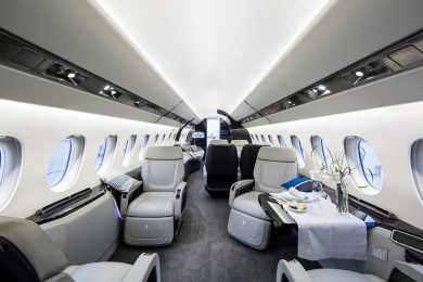 A cabine do Falcon 5X é projetada para transportar até 16 passageiros (Divulgação)