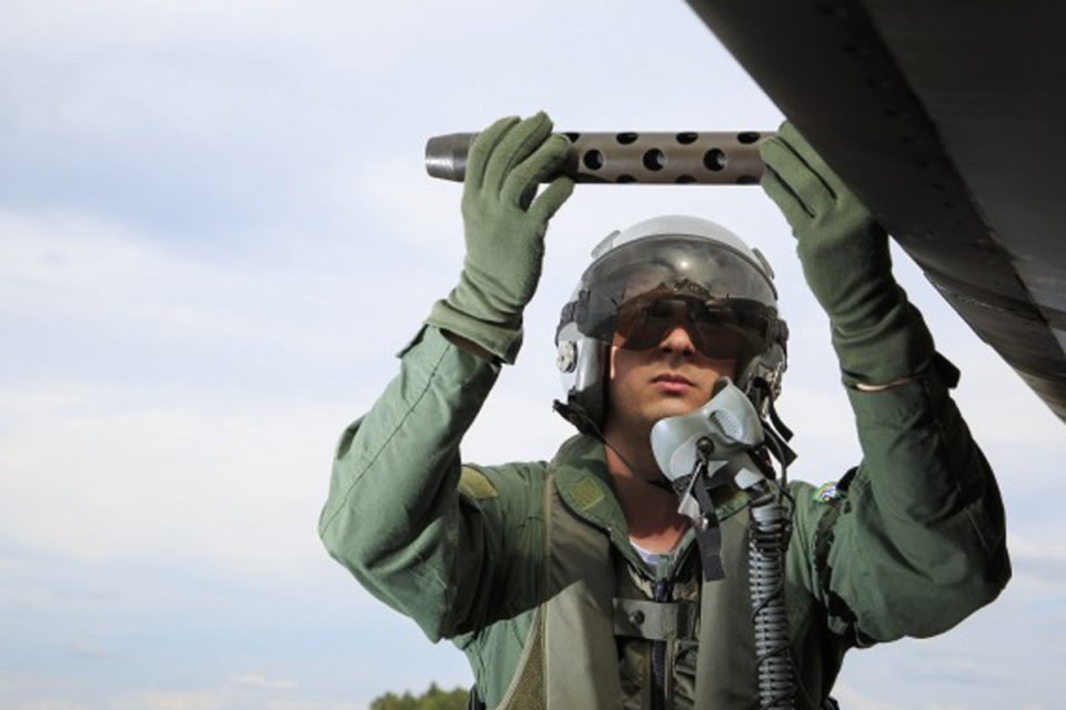 Piloto de caça checa armamento do Embraer A-29 Super Tucano (FAB)