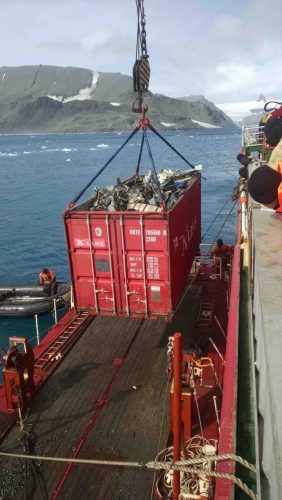 A operação foi apoiada pelo navio Ary Rongel, da Marinha do Brasil (FAB)