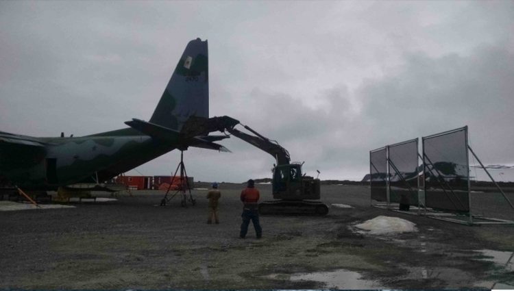 Após descartada a possibilidade de recuperar a aeronave, a mesma foi desmanchada na Antártica (FAB)
