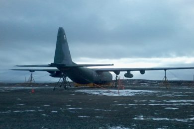 A aeronave sofreu um acidente durante o pouso na Antártica, danificando o trem de pouso, fuselagem e um motor (FAB)