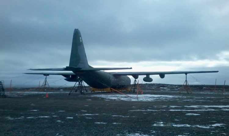 A aeronave sofreu um acidente durante o pouso na Antártica, danificando o trem de pouso, fuselagem e um motor (FAB)