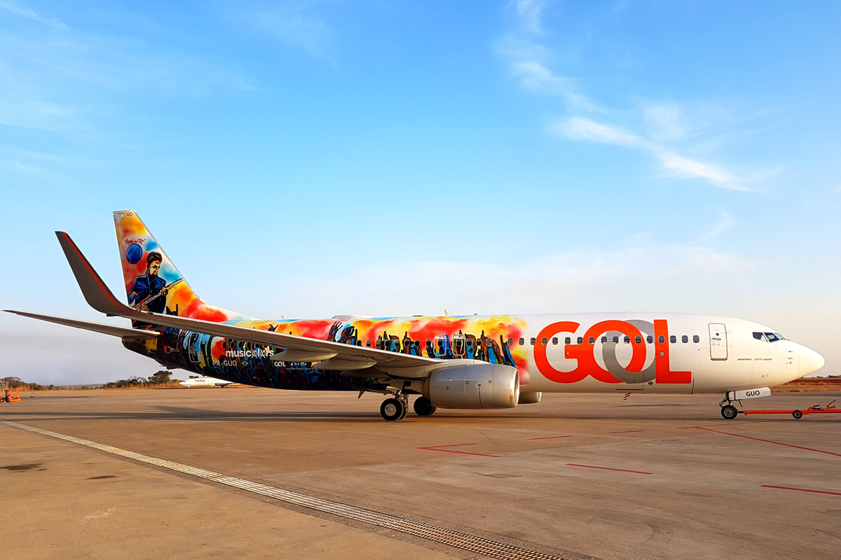 O jato "Musicolors" é o mesmo avião que carregou a pintura dos grafiteiros OsGemeos (Gol)