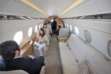 A cabine do Legacy 500 de demonstração da Embraer pode levar nove passageiros (Thiago Vinholes)