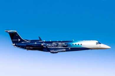 A pintura especial do Legacy 650E foi executada por um sistema robótico (Embraer)
