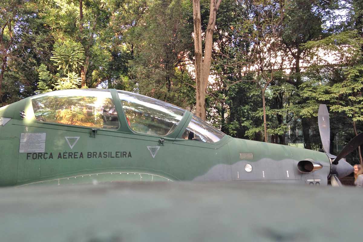 O Super Tucano está exposto no jardim do Museu da Casa Brasileira (Thiago Vinholes)