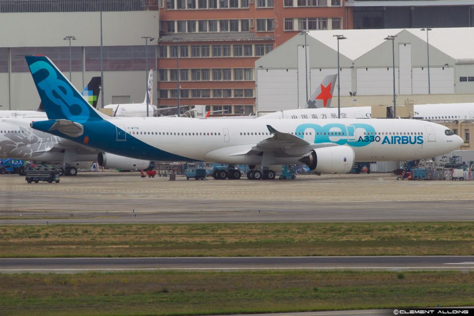 Primeiro flagra do A330neo com os motores instalados; jato ainda não voou (Clément Alloing)