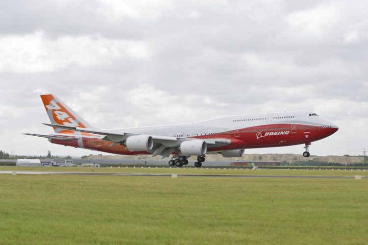 Apenas três companhias compraram o 747-8 na versão de passageiros: Air China, Lufthansa e Korean Air (Boeing)