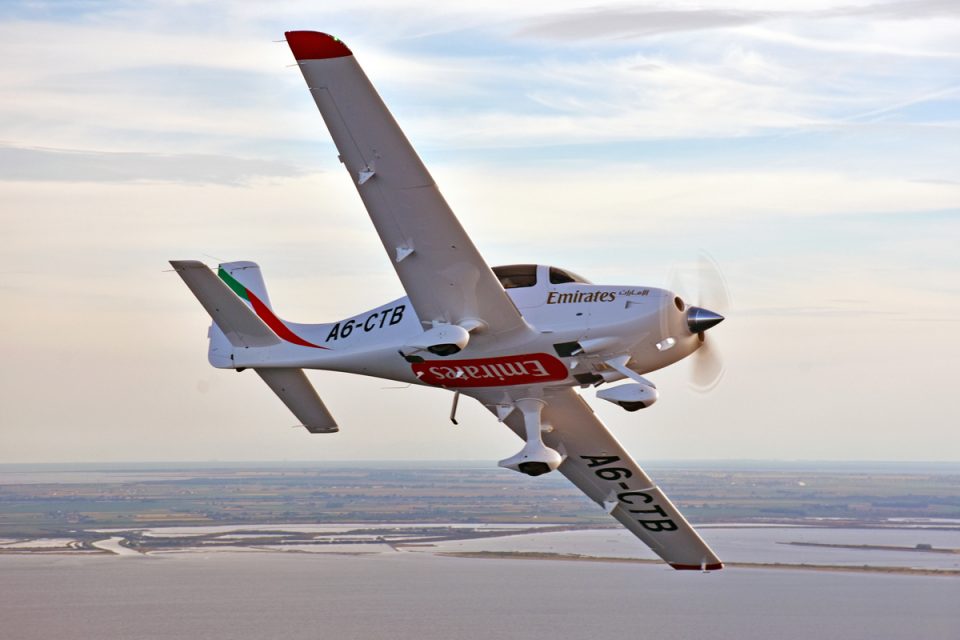 O monomotor Cirrus SR22 é a primeira aeronave experimentada pelos cadetes da Emirates (Divulgação)