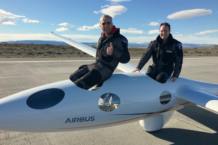 Os pilotos Jim Payne e Morgan Sandercock comandaram o planador no novo recorde (Airbus)