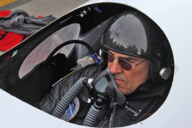 O piloto Jim Payne se ajusta na cabine apertada do Perlan 2 (Thiago Vinholes)