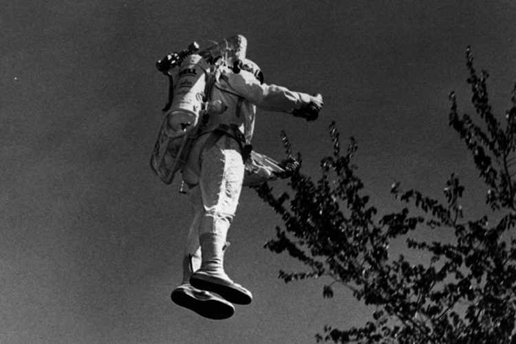 O primeiro jetpack foi testado nos EUA, em 1961, por Wendell Moore; o conceito, porém, era perigoso (Bell Aircraft)