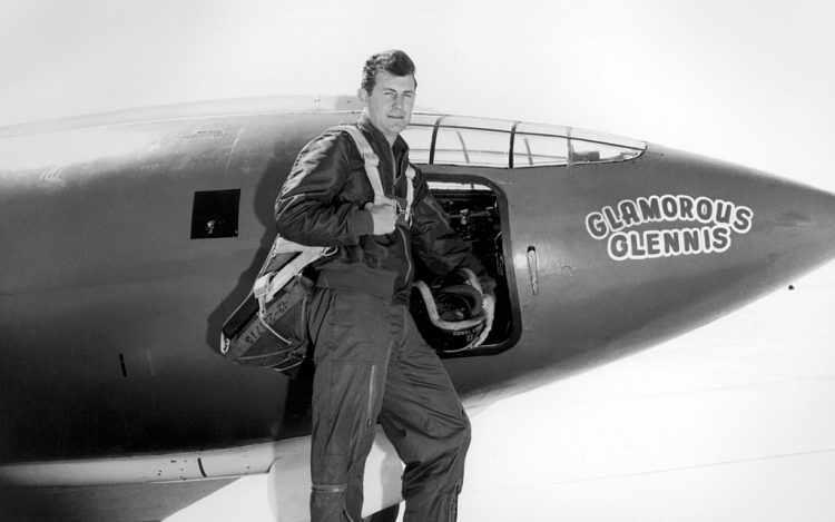 Chuck Yeager prestes a embarcar na apertada cabine do Glamours Glennis (Domínio Público)