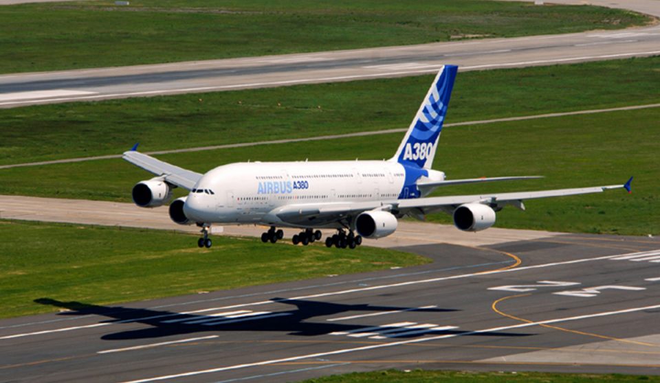 Primeiro protótipo do A380 se aproxima para o pouso após seu voo inaugural, em abril de 2005 (Airbus)