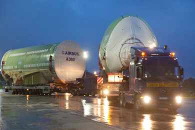 Componentes descarregados no porto de Bourdeax são transportados para Toulouse em caminhões (Airbus)