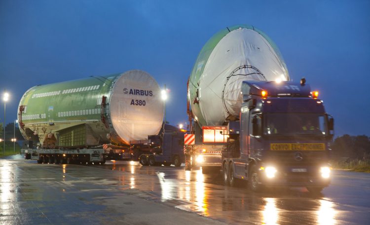 Componentes descarregados no porto de Bourdeax são transportados para Toulouse em caminhões (Airbus)
