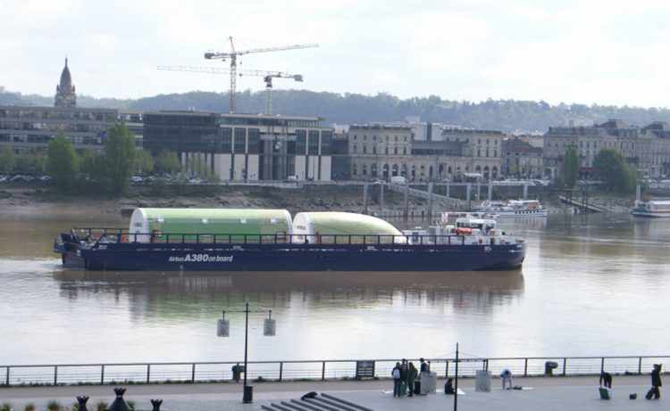 Uma balça com seções da fuselagem do A380 navegando no Rio Bourdeaux, na França (Port de Bordeaux)