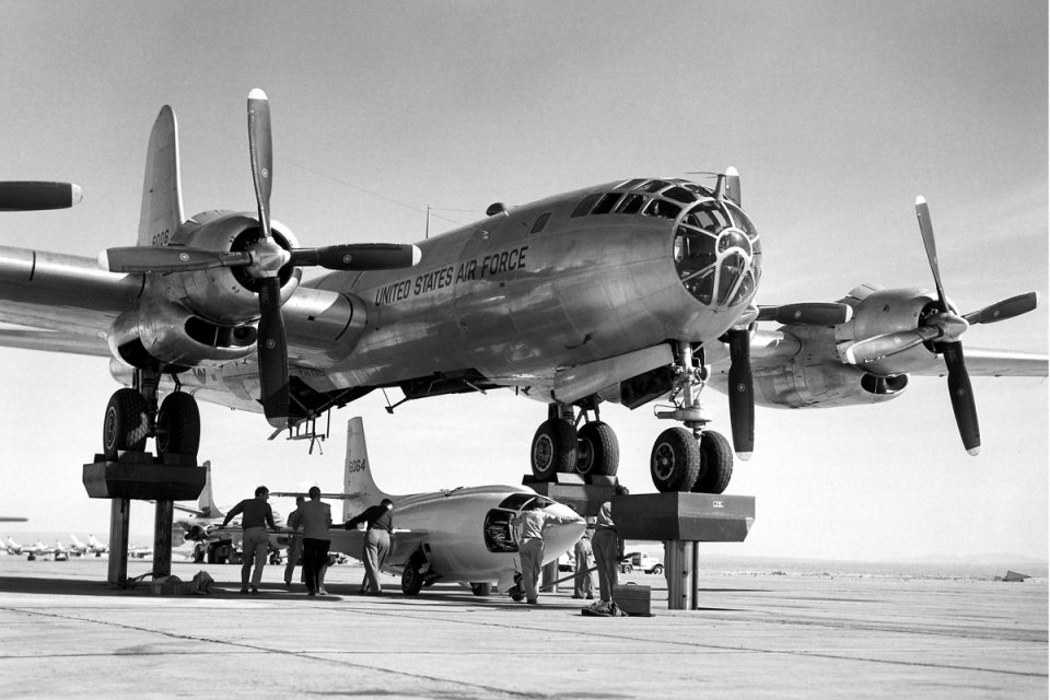 Como o alcance do X-1 era muito pequeno, o avião era lançado em voo do porão de um B-29 (Domínio Público)
