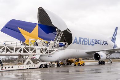 O cargueiro Beluga é fundamental na tarefa de reunir os grandes componentes do A380 (Airbus)
