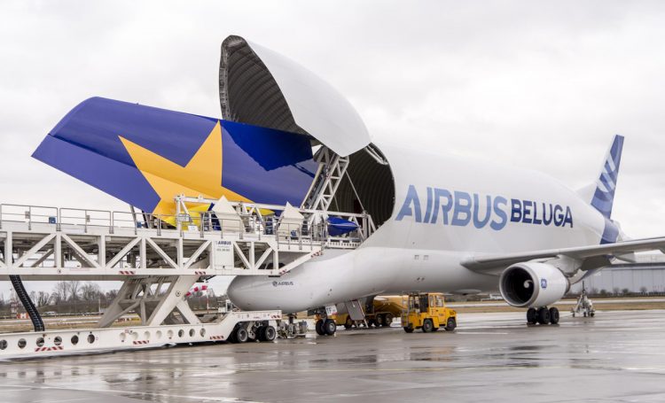 O cargueiro Beluga é fundamental na tarefa de reunir os grandes componentes do A380 (Airbus)