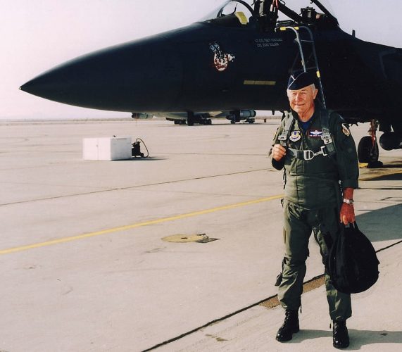 Chuck Yeager deixou a USAF em 1975; mas isso não o impediu de voar no F-15... (chuckyeager.com)