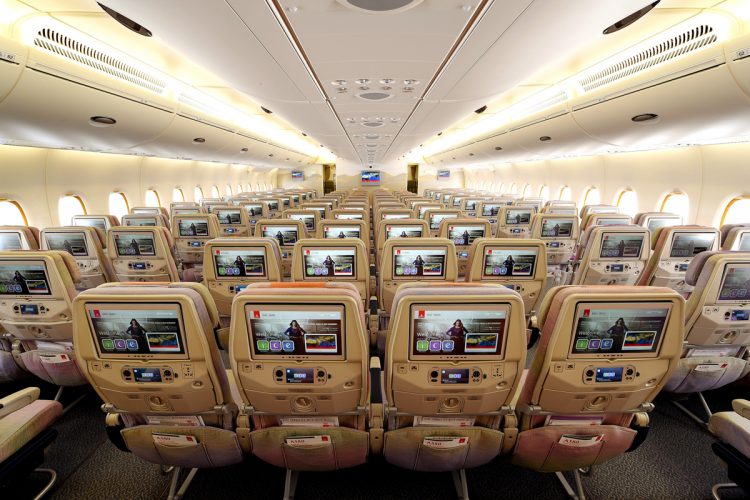 A classe econômica do A380 pode ser configurada com mais de 400 assentos (Emirates)
