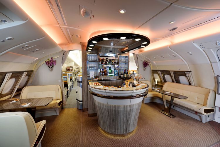 Os A380 com primeira classe costumam ter um lounge com bar (Emirates)