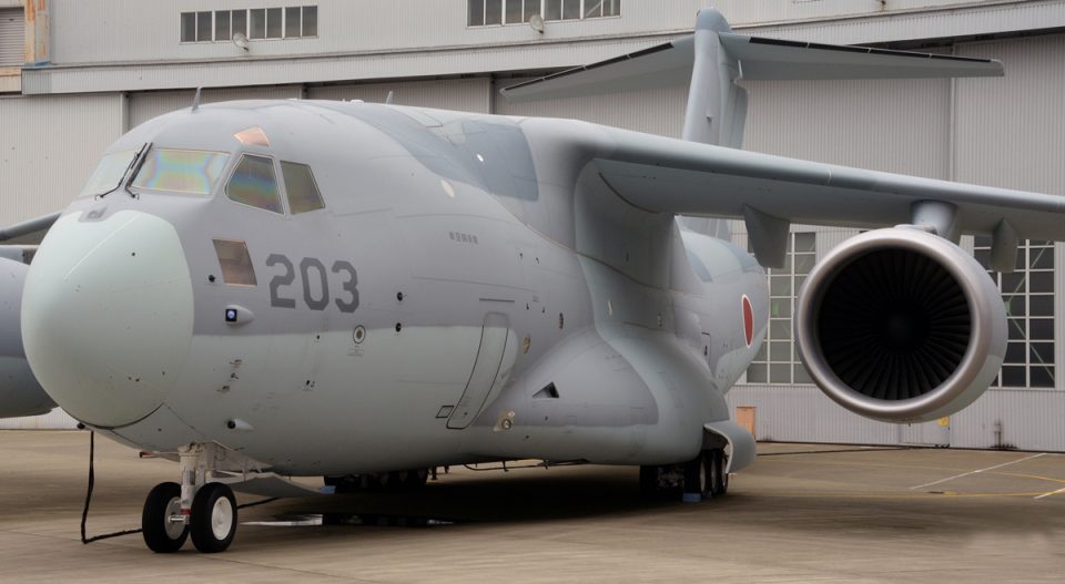 O C-2 possui comandos de voo fly-by-wire, mas não tão completos como os do KC-390 (JASDF)