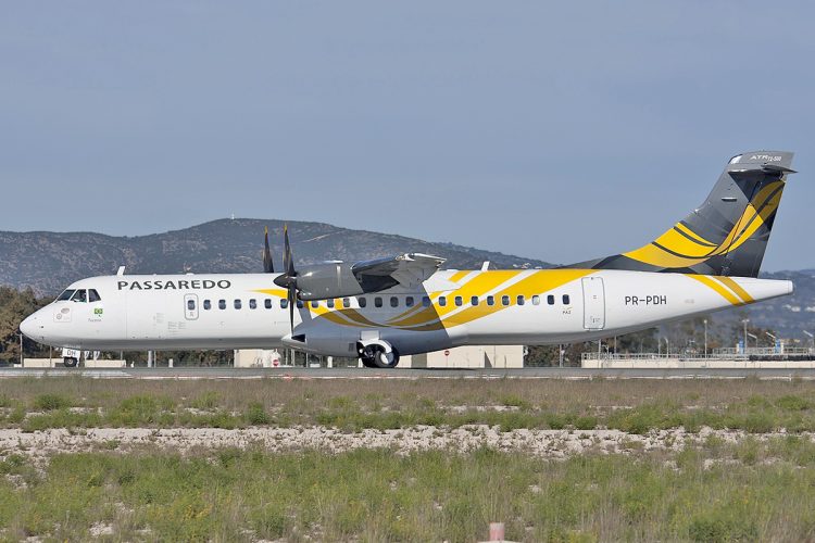As operações da Passaredo são realizadas com o turbo-hélice ATR 72 (Pedro Aragão)