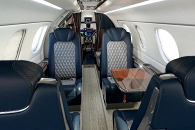 O Phenom 300 pode ser configurado para transportar até 10 passageiros (Embraer)