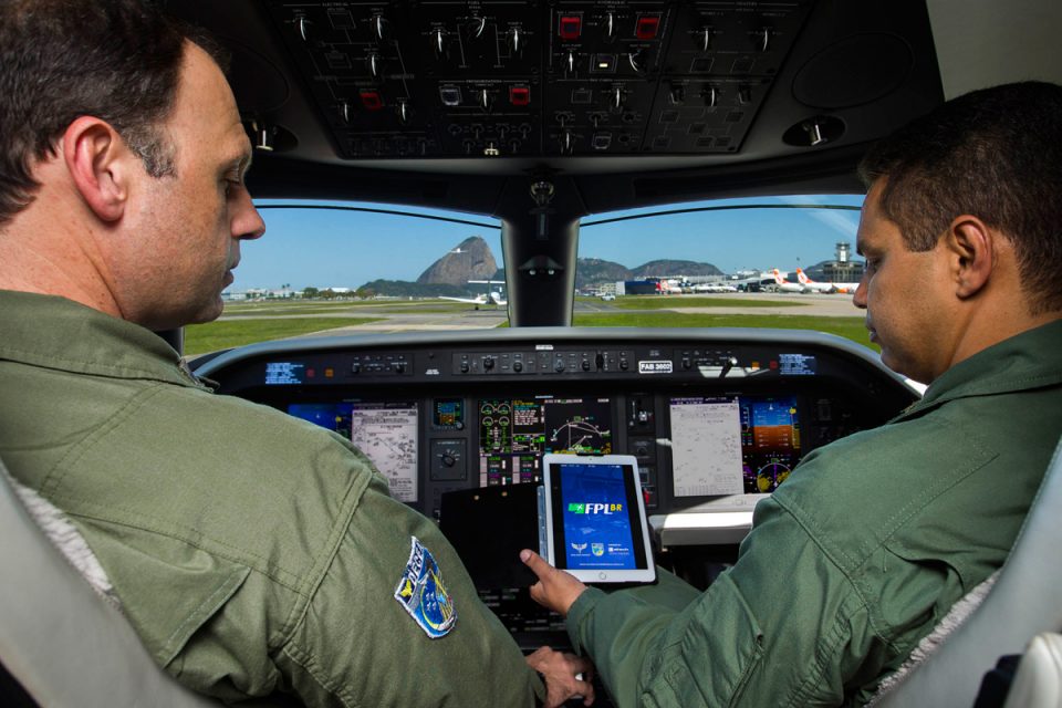 O aplicativo para envio de planos de voo pode ser usado em smartphones ou tablets (FAB)