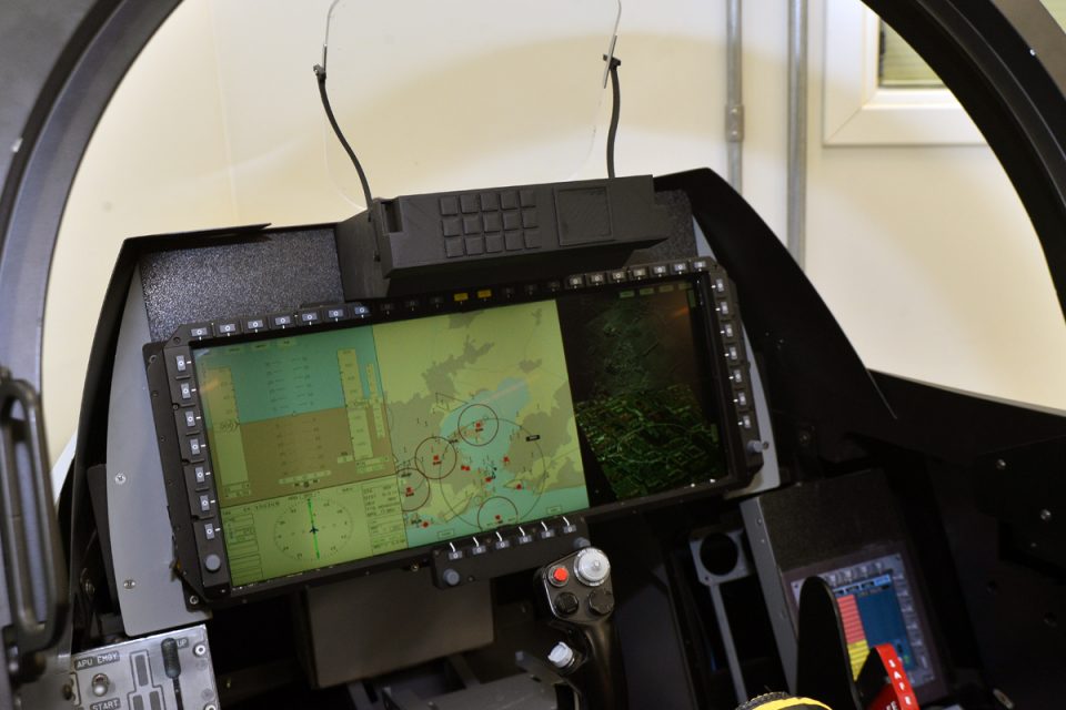 O Gripen NG da FAB será equipado com um painel panorâmico fabricado pela AEL Sistemas (Divulgação)
