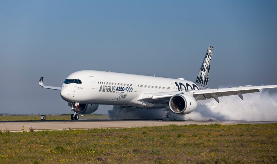 Uma das provas realizadas pelo A350-1000 foi o teste com pista molhada, no qual foi aprovado (Airbus)