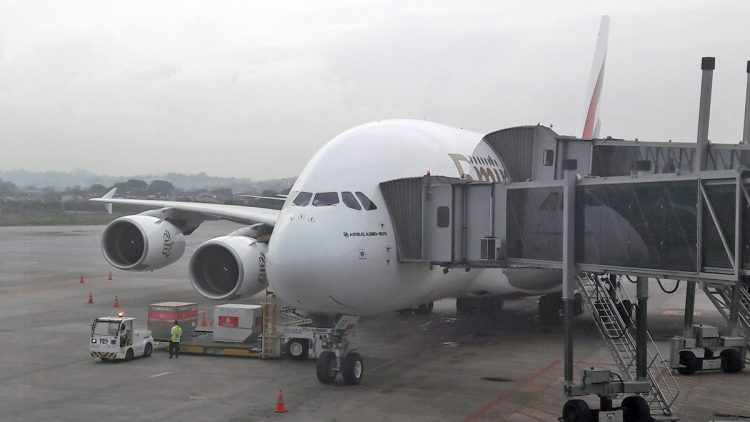 A380 da Emirates parado no terminal T3 em Guarulhos após a longa viagem (Sergio Quintanilha)