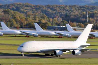 O primeiro A380 a estrear voos comerciais está estacionado na França, à espera de um novo operador (Tarmac Aerosave)
