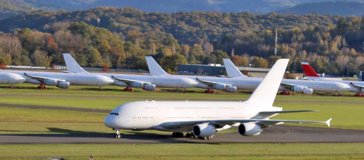 O primeiro A380 a estrear voos comerciais está estacionado na França, à espera de um novo operador (Tarmac Aerosave)