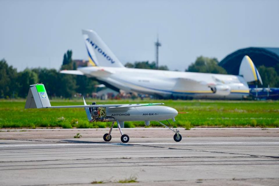 O drone "Gorlitsa" com o Antonov AN-225 ao fundo (Antonov)