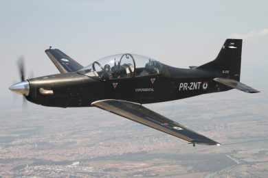 Novo avião militar do Brasil aparece de surpresa no Dubai Air Show