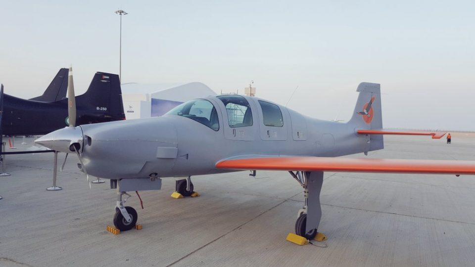 O avião de treinamento básico TX-c Sovi também está exposto no Dubai Air Show (Divulgação)