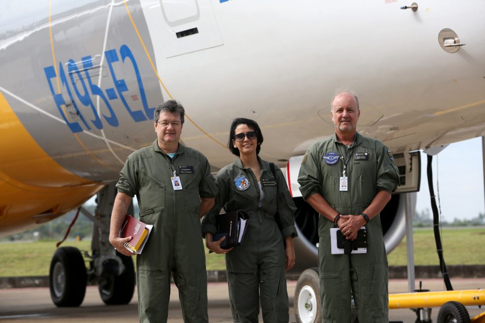 A tripulação do primeiro voo do novo E195-E2 foi formada pelos pilotos Guilherme Cará e Clodoaldo da Cunha Pinta Júnior e a engenheira de ensaios em voo Fernanda Lages (Embraer)