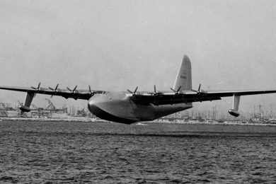 O H-4 Hercules era impulsionado por oito motores radiais, cada um capaz de gerar 3.000 hp (Domínio Público)