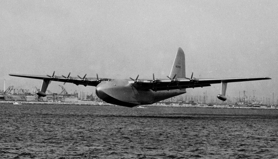 O H-4 Hercules era impulsionado por oito motores radiais, cada um capaz de gerar 3.000 hp (Domínio Público)