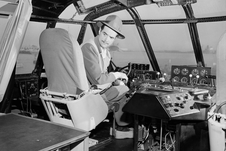 Howard Hughes no posto de pilotodo "Spruce Goose"; ele mesmo comandou no voo inaugural do H-4 (Domínio Público)