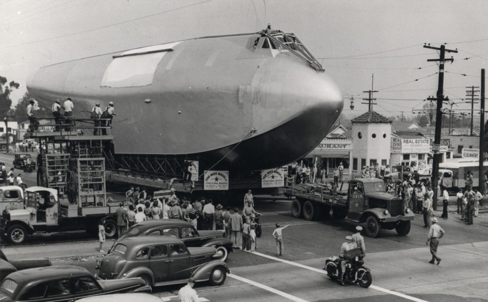 O H-4 foi transportado desmontado por Los Angeles até chegar a região de Long Beach, onde foi testado (Domínio Público)