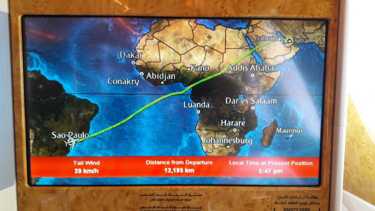 O mapa da longa viagem entre São Paulo e Dubai; o voo dura quase 15 horas (Sergio Quintanilha)