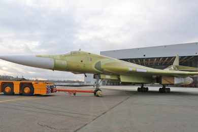 O primeiro Tu-160M2 foi construído a partir de um modelo incompleto armazenado nos anos 1990 (UAC)