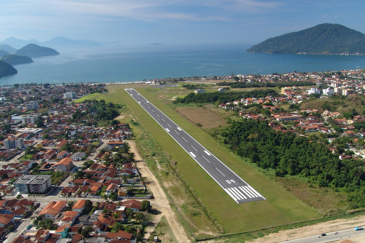 Vista aérea do aeroporto de Ubatuba, no litoral norte de São Paulo (DAESP)